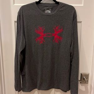 Under Armour L/S loose men’s Large like new shirt! Dark gray in color!